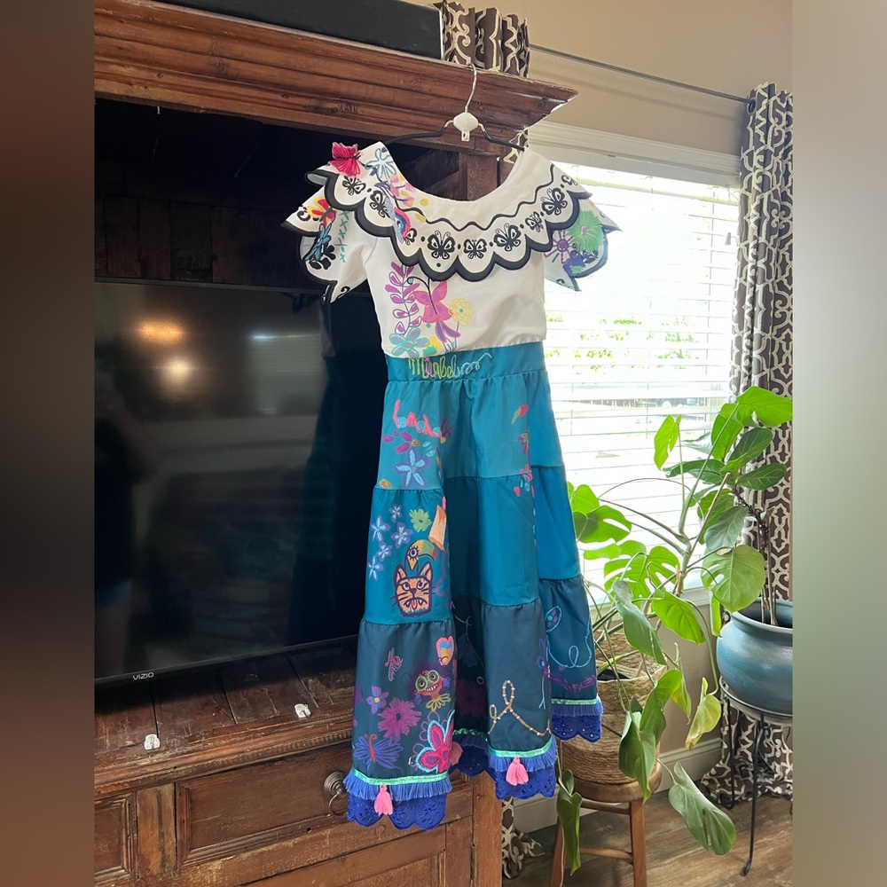 Mirabel Encanto Disney Dress Girls 9/10 EUC Halloween Dress up